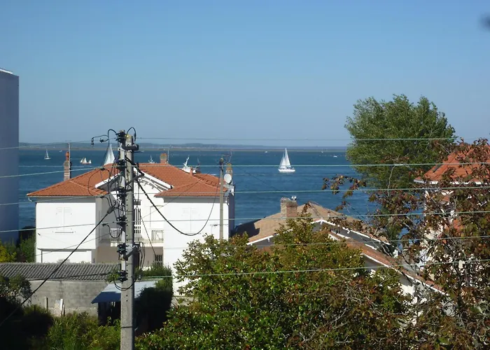 Appartamento T2 Avec Balcon, Parking Inclus, Proche Et Commerces - Fr-1-474-291