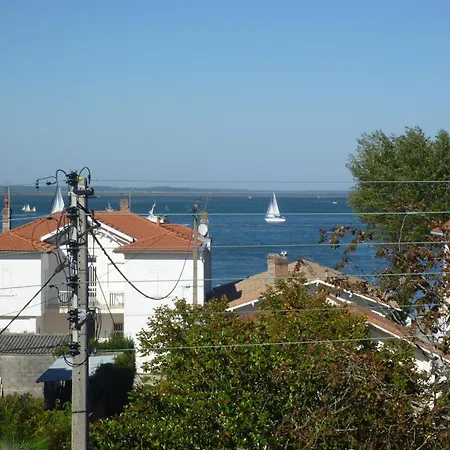 Apartment T2 Avec Balcon, Parking Inclus, Proche Et Commerces
